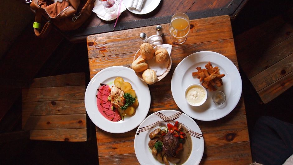 Restaurant meal service and presentation